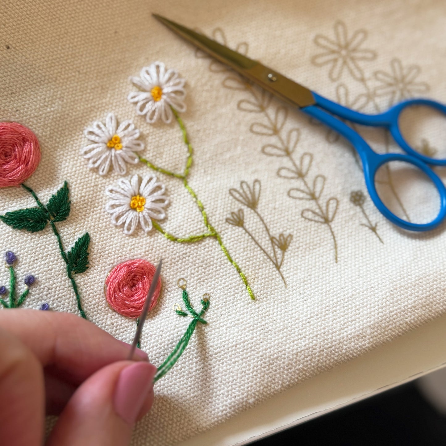 Chasing Threads | DIY Zip Pouch | Stitch Your Flowers