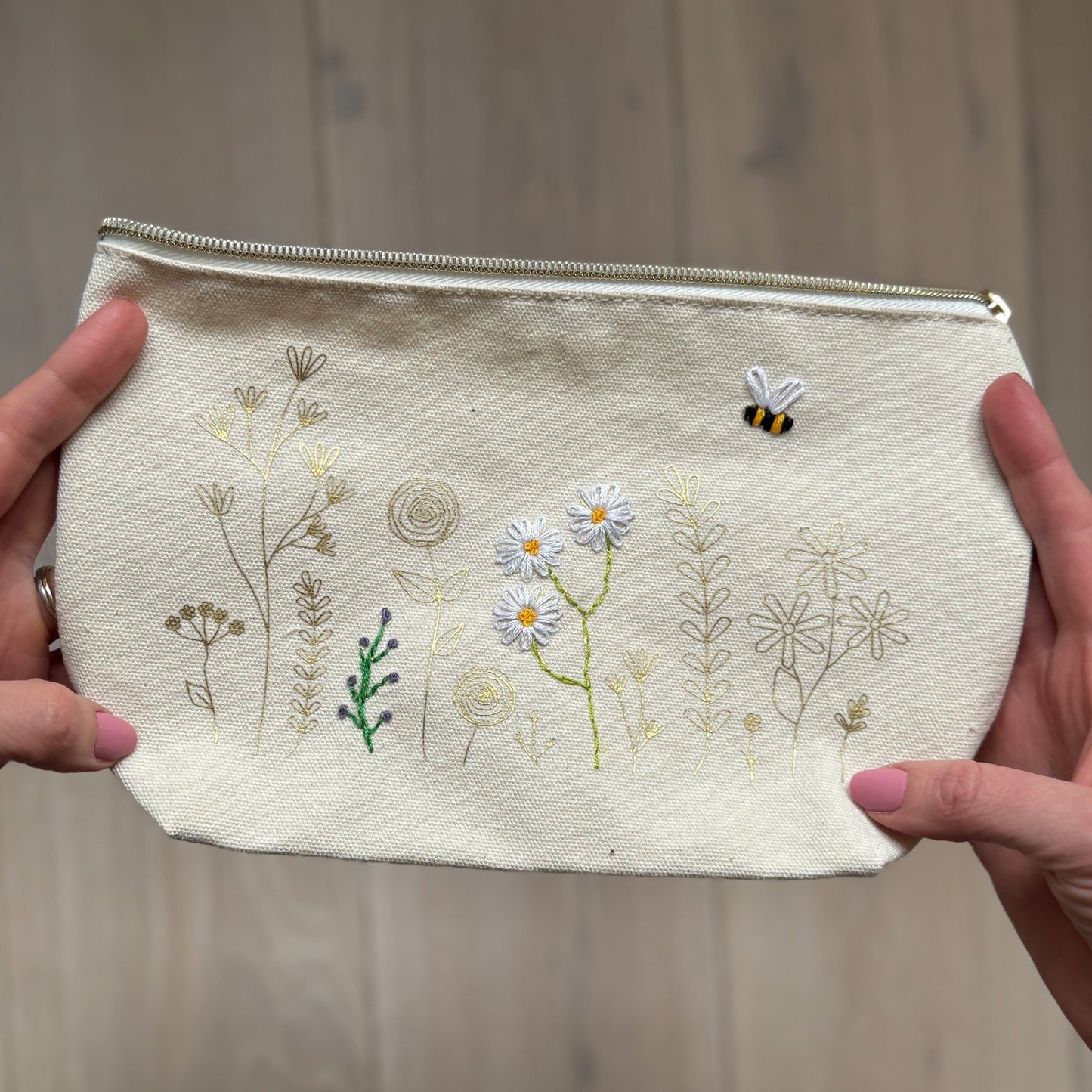 Chasing Threads | DIY Zip Pouch | Stitch Your Flowers