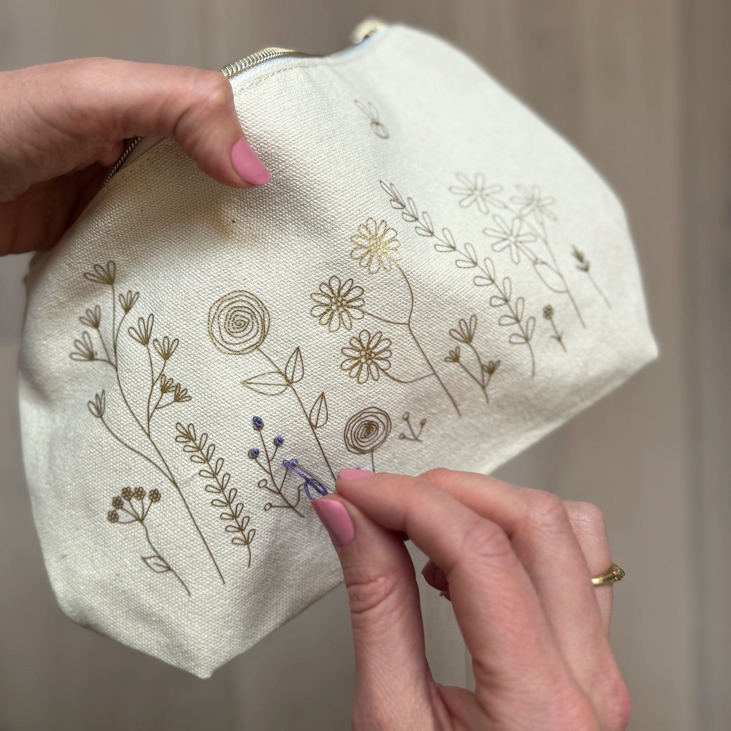Chasing Threads | DIY Zip Pouch | Stitch Your Flowers